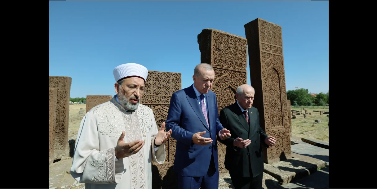 Erdoğan Ahlat’taki Selçuklu mezarlarını inceledi