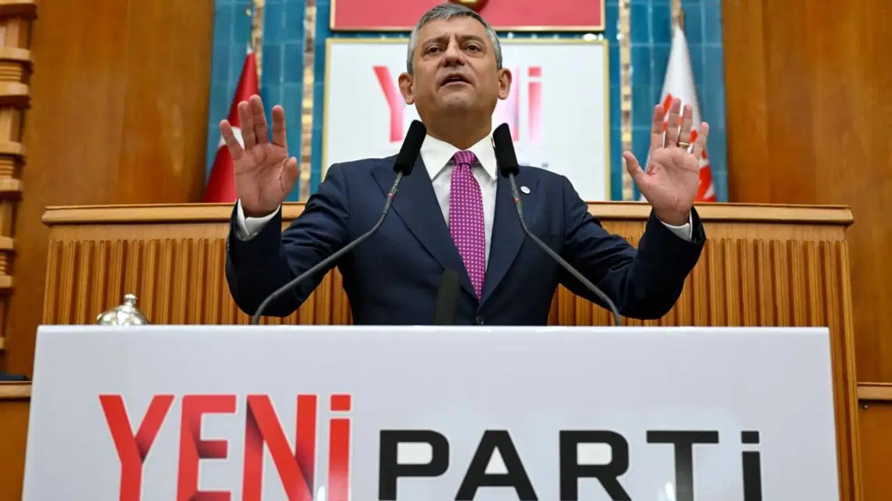 YENİ Parti Lideri Özgür Özel, Halk TV Önünde Mitinge Çağrı Yaptı