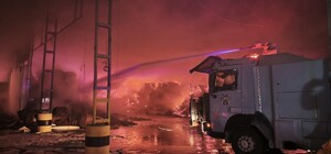 Mersin'in Akdeniz ilçesinde tütün dolu antrepoda yangın çıktı