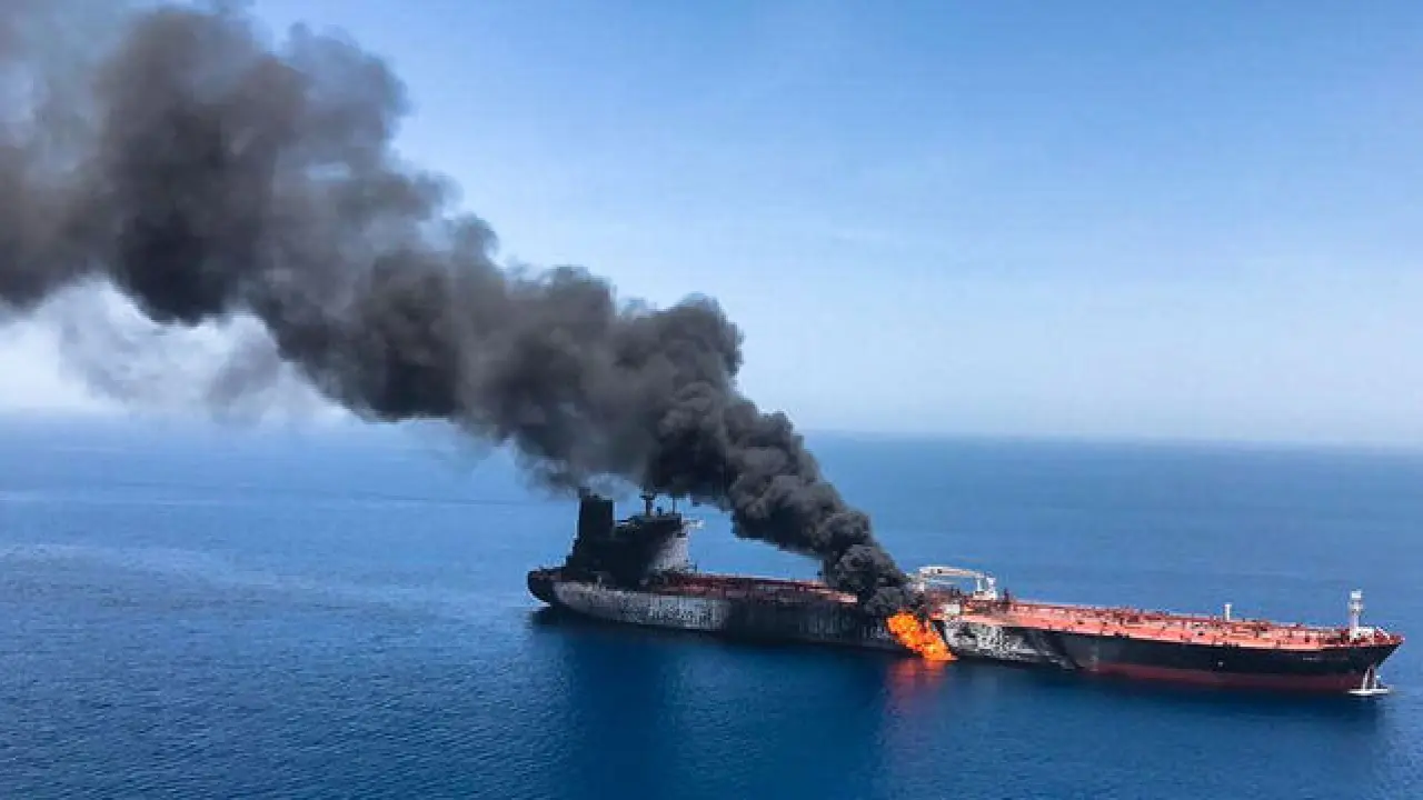 İran Devrim Muhafızları, Basra Körfezi'nde Petrol Transferi Yapan 4 Gemiyi Vurdu