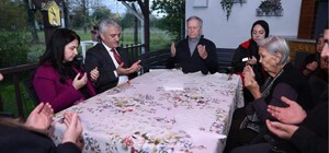 Düzce Valisi Mehmet Makas ve eşi Elif Makas, 15 Temmuz şehidi Ufuk Baysan'ı ailesiyle ziyaret etti