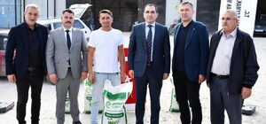 Tavşanlı’da 71 Üreticiye 8 350 kg Yem Bezelyesi Tohumu Dağıtıldı