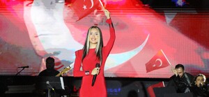 Hande Ünsal, Amasya’da 29 Ekim Cumhuriyet Bayramı Konserinde İzmir Marşı’nı Sürdü