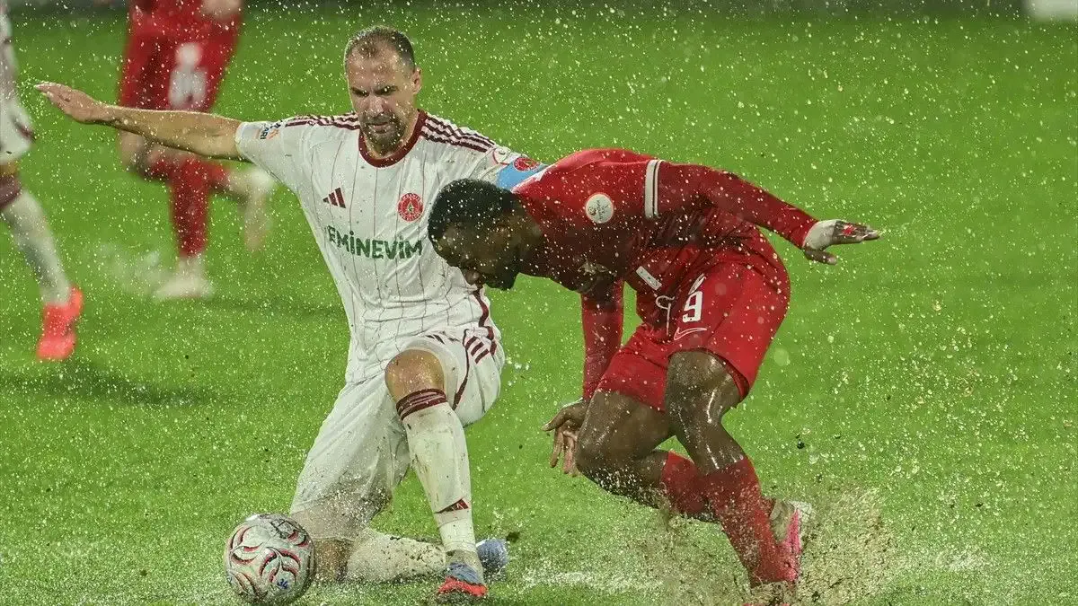 İstanbul'da Yoğun Yağmur Ümraniyespor - Boluspor Maçını Erteledi
