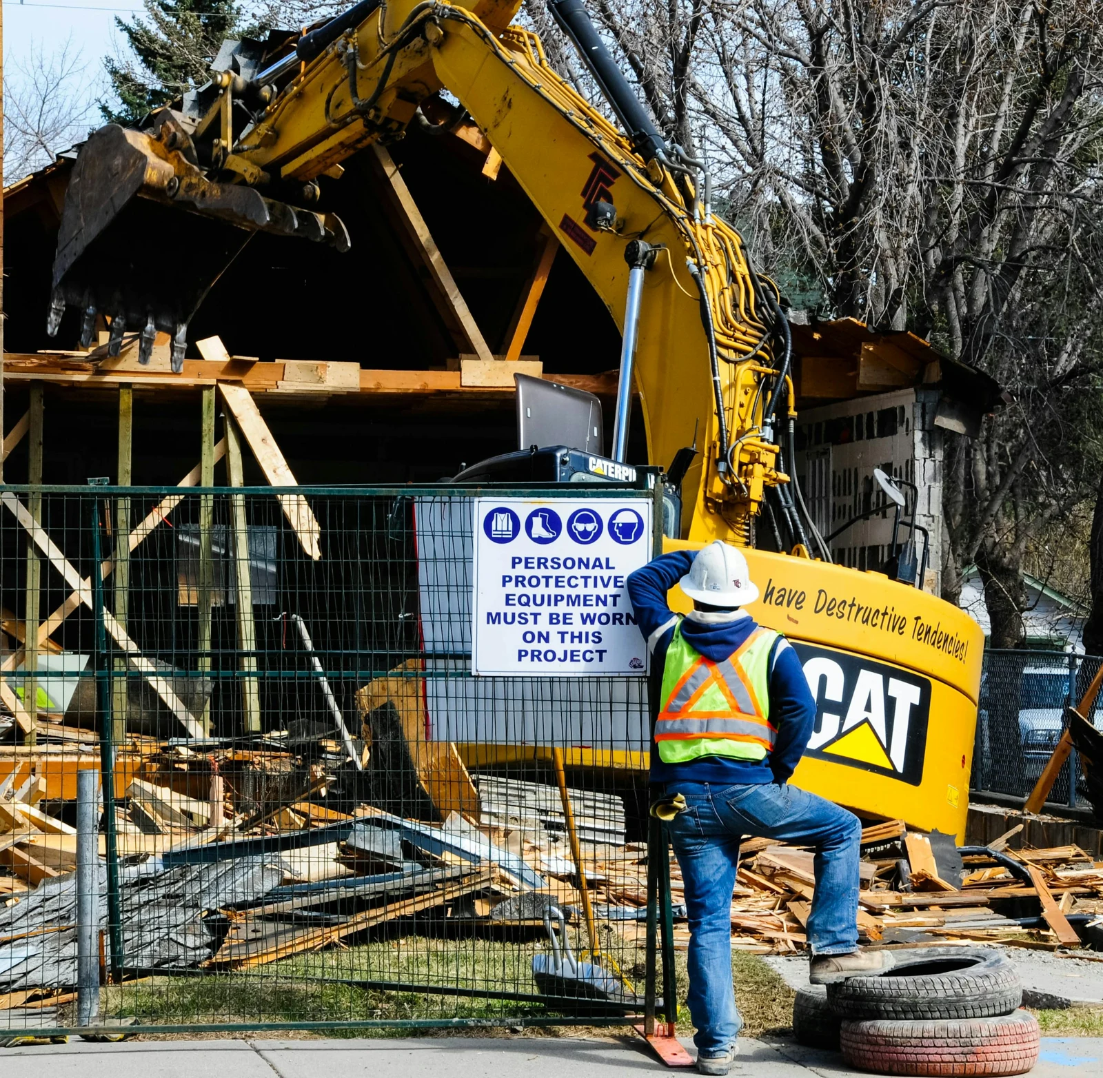 Temsili: Avcılar’daki Orçelik Sitesi risk tespitinin ardından yıkıldı